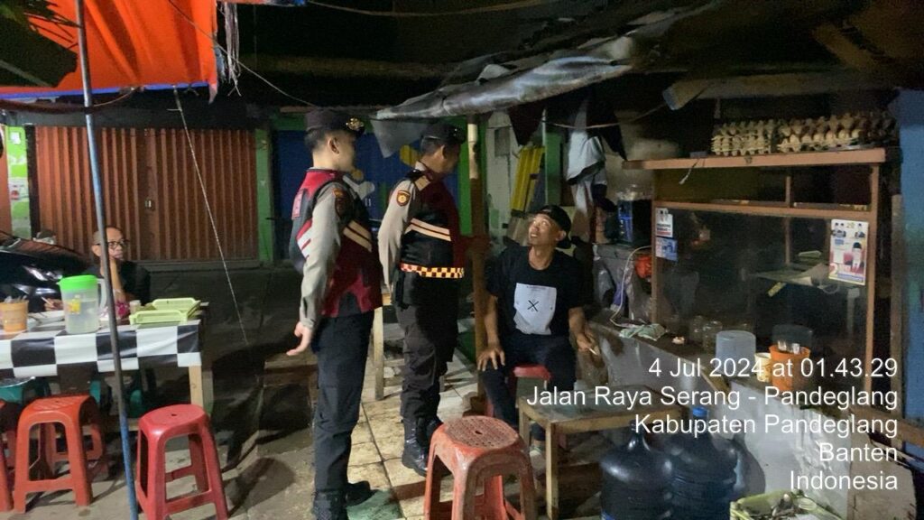 Sat Samapta Polres Pandeglang Sambangi Pedagang Kaki Lima untuk Menjaga Kebersihan Dagangan 2 WhatsApp Image 2024 07 05 at 05.40.10