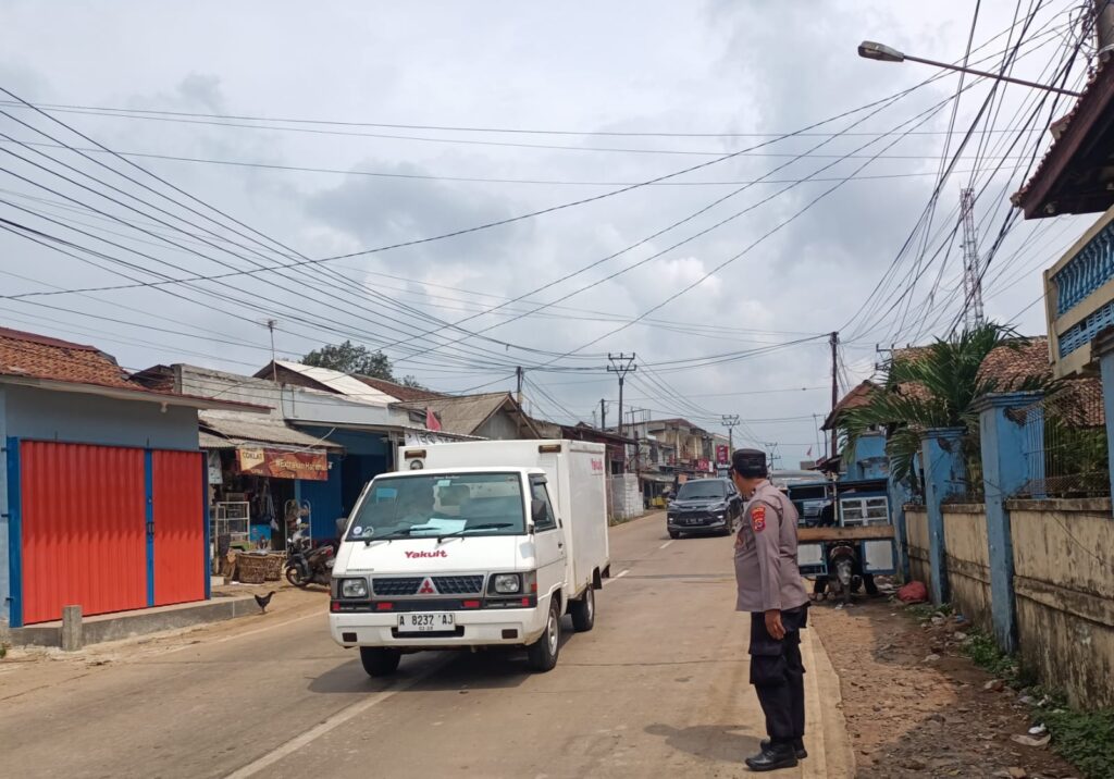 Polsek Bojong Polres Pandeglang Berikan Pelayanan Pengaturan Lalulintas 10 WhatsApp Image 2024 07 05 at 07.54.19