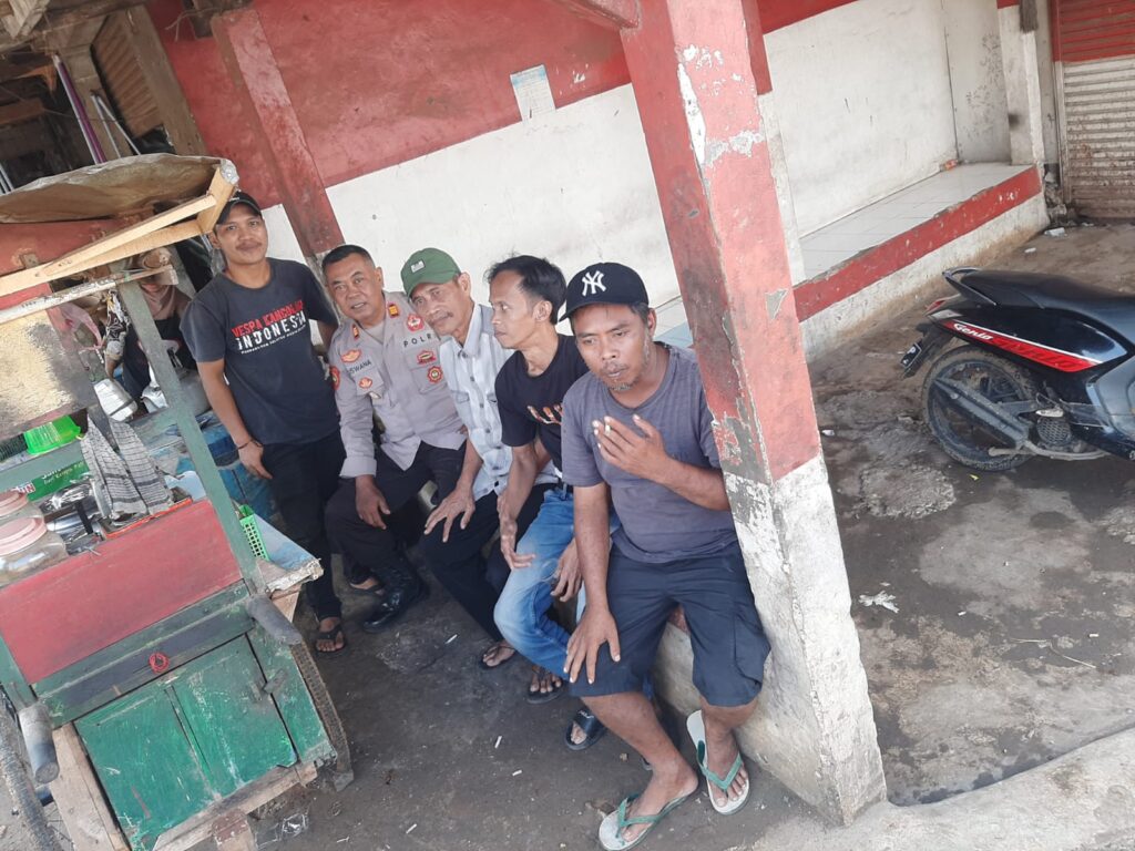 Polsek Bojong Polres Pandeglang Menggelar Giat Jumat Curhat di Pangkalan Ojeg Pasar Bojong 9 WhatsApp Image 2024 07 05 at 11.25.46