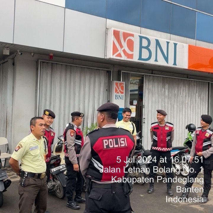 Sat Samapta Polres Pandeglang Sambangi Security Bank BNI untuk Memberikan Himbauan Kamtibmas 10 WhatsApp Image 2024 07 05 at 18.39.08