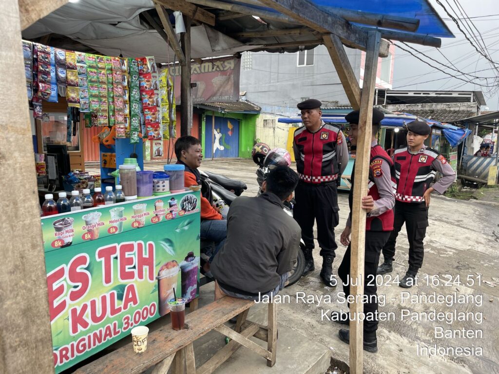 Sat Samapta Polres Pandeglang Gelar Patroli Siang dan Sambangi Pedagang Warung Kopi 9 WhatsApp Image 2024 07 05 at 18.39.09