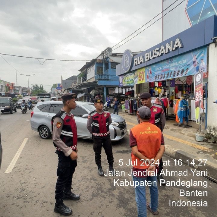 Sat Samapta Polres Pandeglang Berbincang dengan Tukang Parkir di Toko Serba 35 Ribu Pasar Badak Pandeglang 8 WhatsApp Image 2024 07 05 at 18.39.10