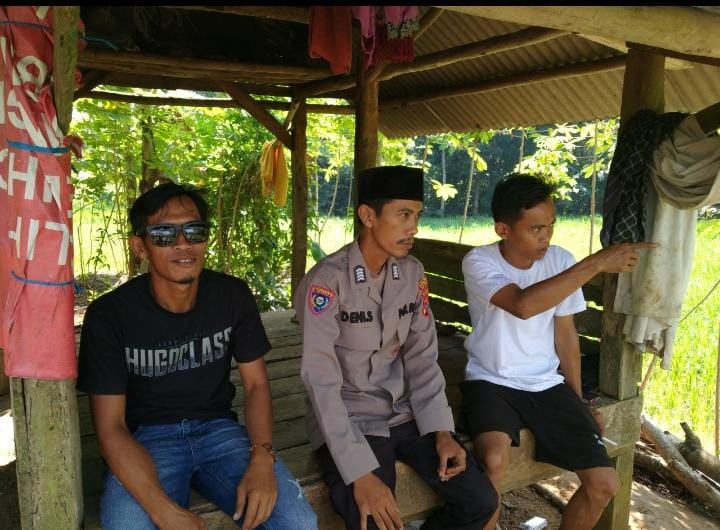 Kanit Binmas Polsek Angsana Polres Pandeglang Sambangi Masyarakat Desa Cikayas 3 WhatsApp Image 2024 07 05 at 23.01.42