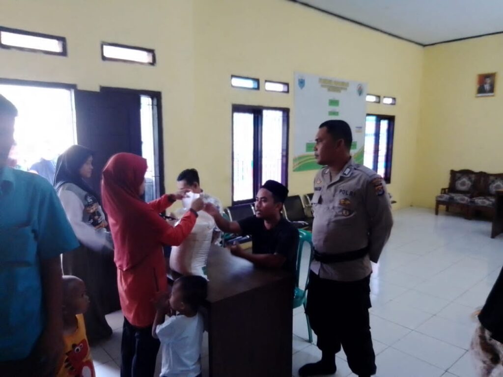 Polsek Pulosari Pastikan Penyaluran Bantuan Beras Cadangan Pemerintah Berjalan Lancar dan Kondusif 5 WhatsApp Image 2024 07 06 at 02.26.25