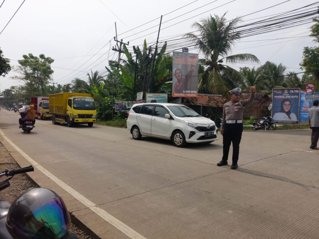 Polsek Labuan Gelar Patroli Sore untuk Mencegah Kemacetan dan Tindak Kriminalitas 9 WhatsApp Image 2024 07 06 at 02.42.41