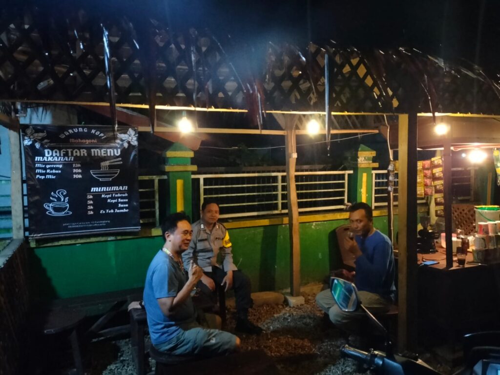 Patroli Malam dan Ngopi Bareng Warga: Inisiatif Polsek Carita yang Membangun Kedekatan dengan Masyarakat 10 WhatsApp Image 2024 07 06 at 05.42.31