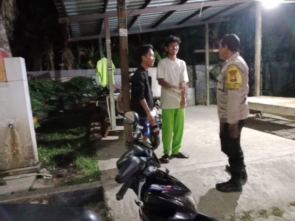 Patroli Malam Polsek Carita di SPBU: Himbauan Untuk Warga Agar Selalu Waspada 1 WhatsApp Image 2024 07 06 at 05.53.16