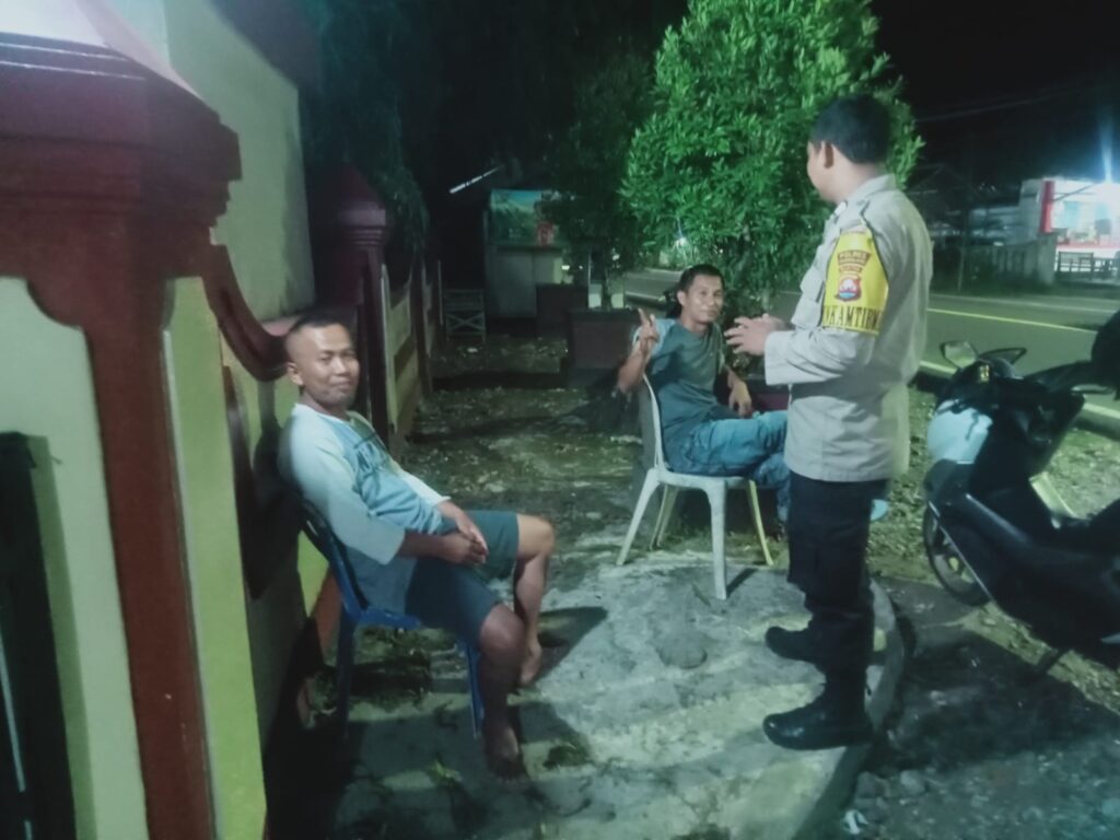 Bripka Bambang dari Polsek Carita Melaksanakan Patroli Malam 3 WhatsApp Image 2024 07 06 at 06.00.41