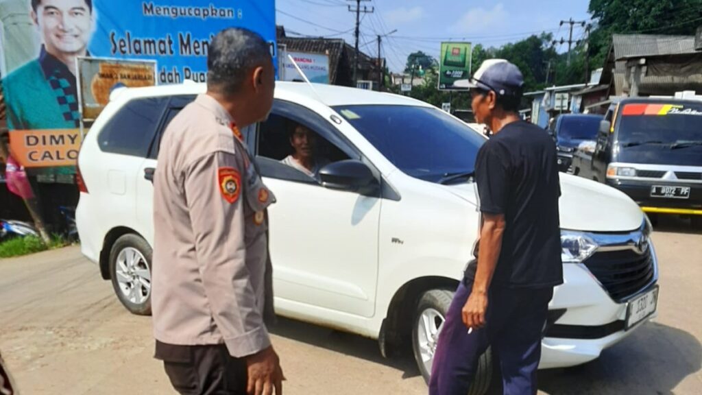 Kapolsek Bojong Polres Pandeglang Gelar Pengaturan Arus Lalu Lintas Berikan Pelayanan Prima kepada Masyarakat 4 WhatsApp Image 2024 07 06 at 10.45.19