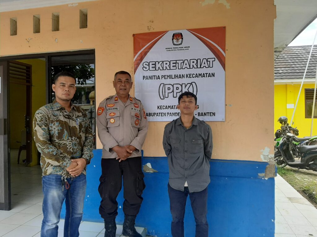 Kapolsek Bojong Polres Pandeglang Laksanakan Sambang dan Silaturahmi dengan Anggota PPK 6 WhatsApp Image 2024 07 06 at 11.47.47