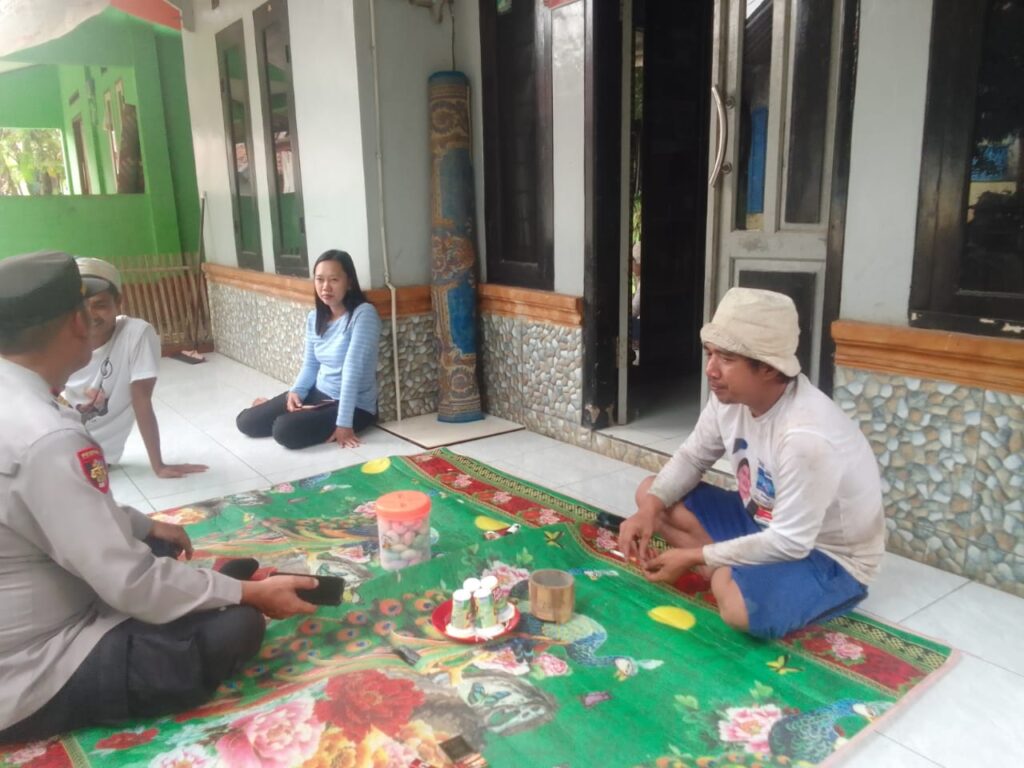 Polsek Menes Sambangi Tokoh Masyarakat Supriyadi di Kampung Kadeper 10 WhatsApp Image 2024 07 06 at 11.50.30