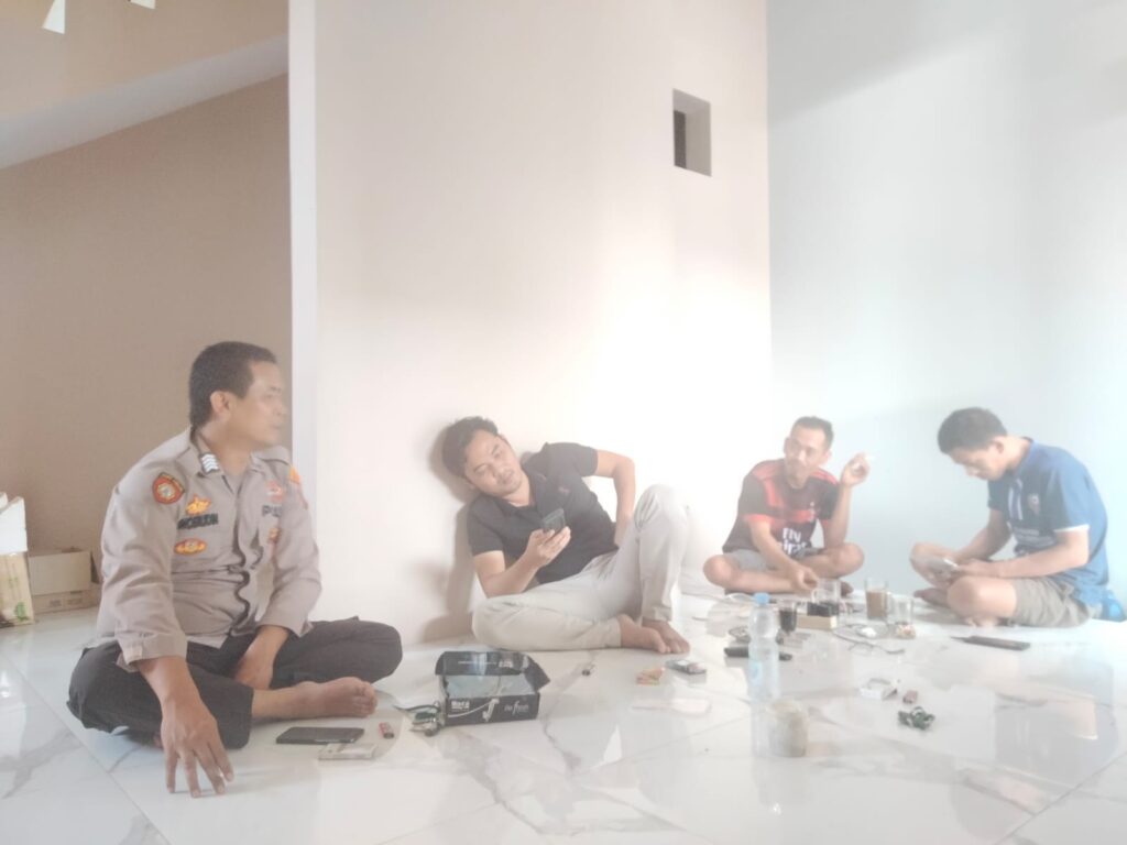 Polsek Menes Sambangi Tokoh Masyarakat di Desa Alaswangi 9 WhatsApp Image 2024 07 06 at 11.50.42