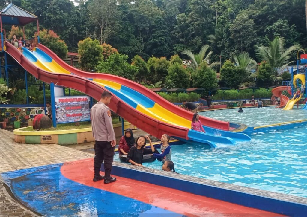 Polsek Menes Pandeglang Gelar Kontrol Tempat Wisata Kolam Renang 6 WhatsApp Image 2024 07 06 at 11.51.22