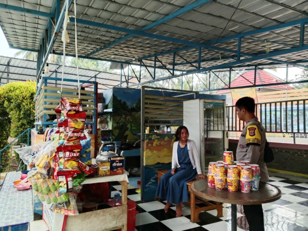 Bhabinkamtibmas Polsek Menes Himbau Pedagang Makanan di Area Kolam Renang Jaga Kebersihan dan Keamanan 5 WhatsApp Image 2024 07 06 at 11.51.29