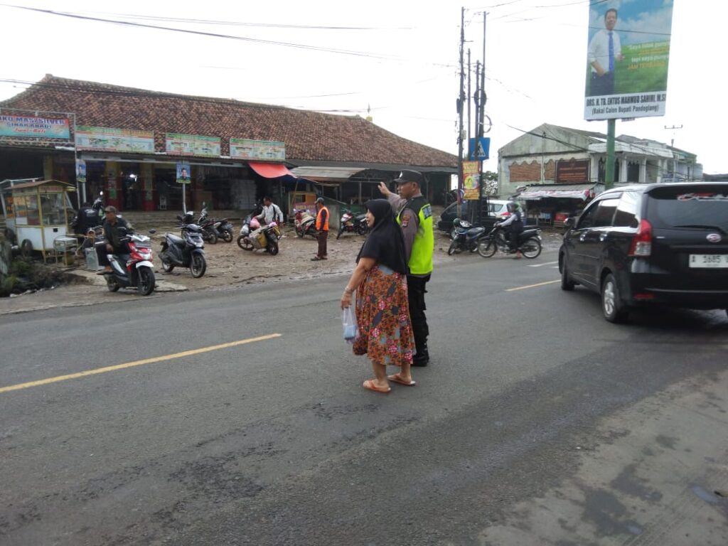 Anggota Polsek Cadasari Melaksanakan Pengaturan Lalu Lintas Pagi Hari 10 WhatsApp Image 2024 07 07 at 09.48.33