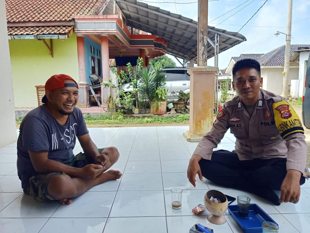 Bhabinkamtibmas Polsek Cadasari Tingkatkan Keamanan Lewat Kunjungan ke Rumah Warga 9 WhatsApp Image 2024 07 07 at 09.48.51