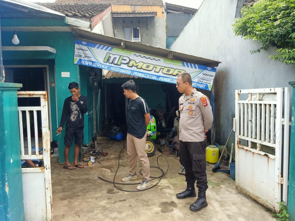 Anggota Polsek Cadasari Sambang ke Bengkel Motor untuk Jalin Silaturahmi dan Tingkatkan Keamanan 8 WhatsApp Image 2024 07 07 at 09.49.14