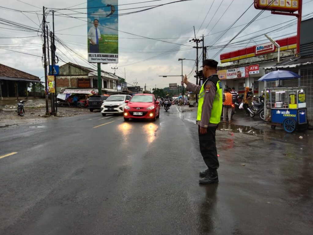 Anggota Polsek Cadasari Melaksanakan Pengaturan Lalu Lintas Pagi Sore di Depan Pasar Cadasari 6 WhatsApp Image 2024 07 07 at 09.49.42
