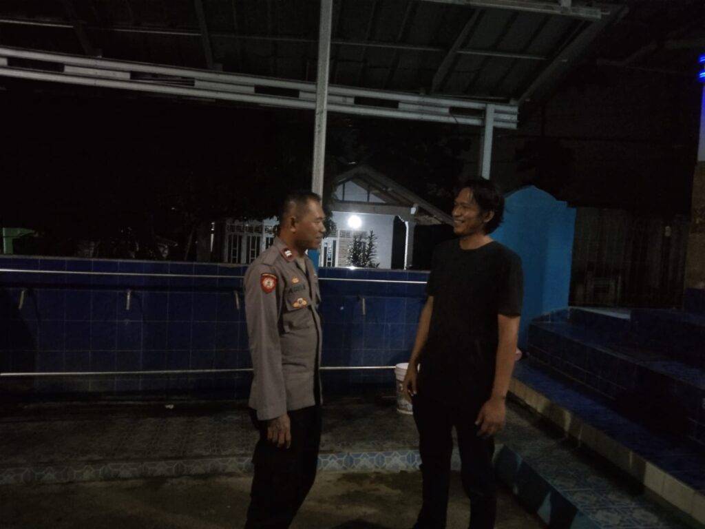 Polsek Cadasari Laksanakan Patroli Malam dan Berdialog dengan Warga 5 WhatsApp Image 2024 07 07 at 09.50.16
