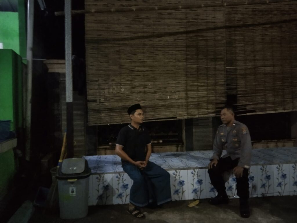 Polsek Cadasari Tingkatkan Keamanan Melalui Patroli Malam 4 WhatsApp Image 2024 07 07 at 09.50.30