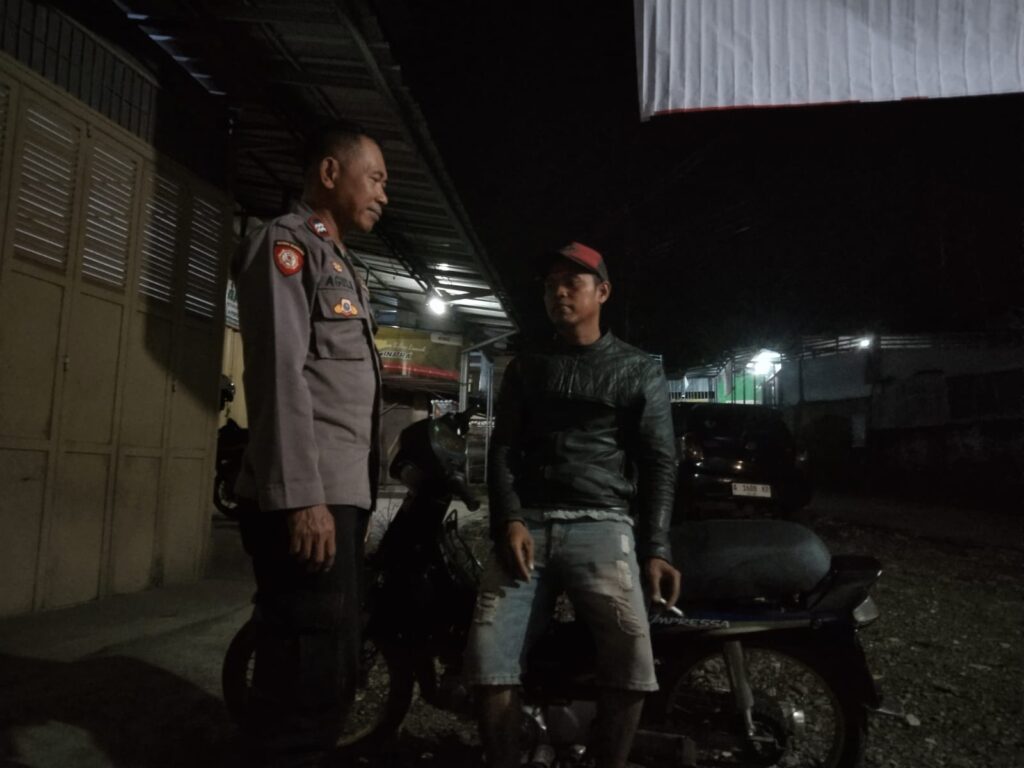 Polsek Cadasari Laksanakan Patroli Malam dan Berikan Himbauan kepada Tukang Ojek Pangkalan 3 WhatsApp Image 2024 07 07 at 09.50.42