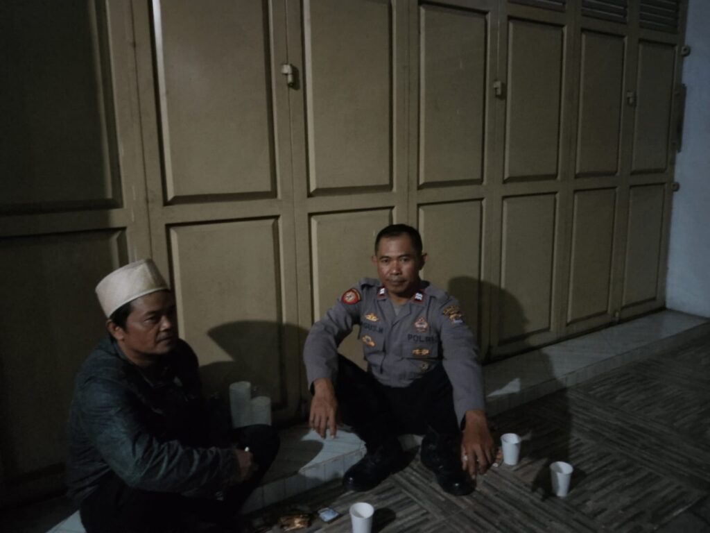 Polsek Cadasari Laksanakan Patroli Malam, Berikan Himbauan kepada Masyarakat 2 WhatsApp Image 2024 07 07 at 09.50.53