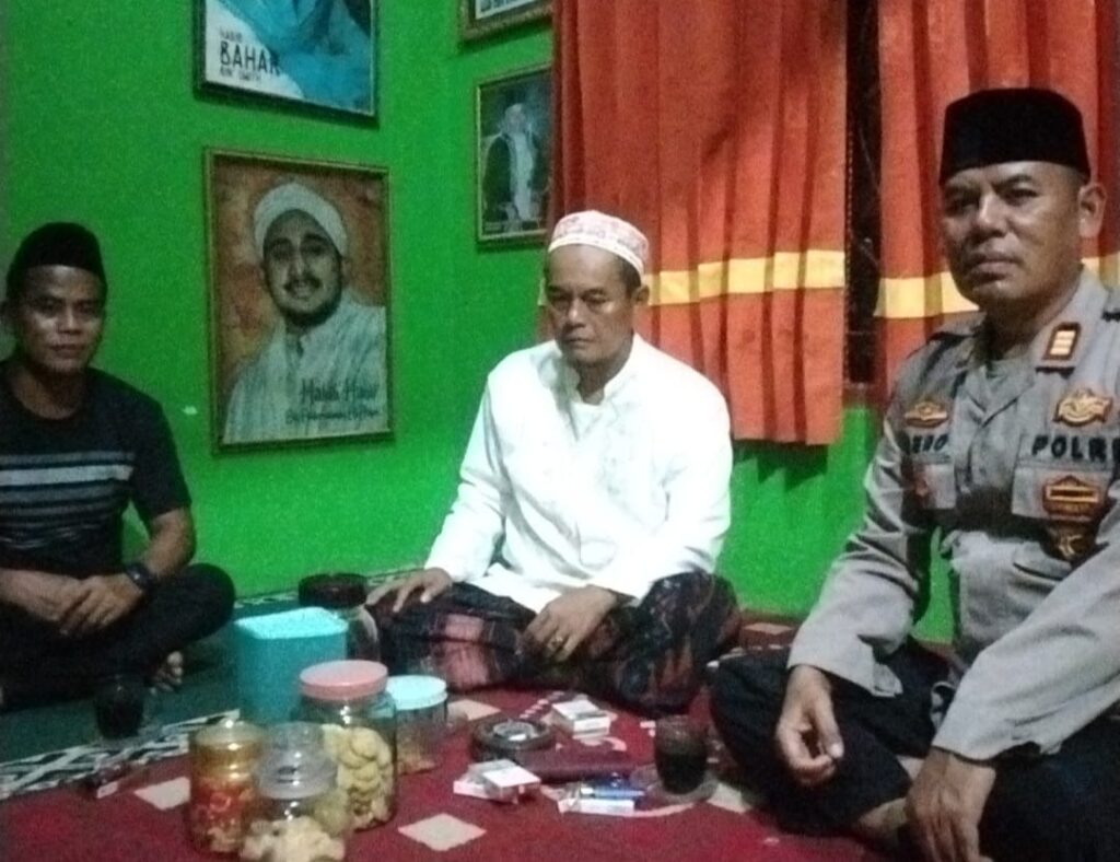 Polsek Menes Sambangi Tokoh Agama H. Ismet di Kampung Kadutanggay 7 WhatsApp Image 2024 07 07 at 18.59.18
