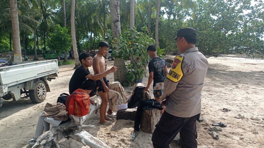 Polsek Panimbang Menggelar Patroli dan PAM tempat Wisata Berikan Himbauan kepada Pengunjung Wisata 5 WhatsApp Image 2024 07 08 at 04.49.38