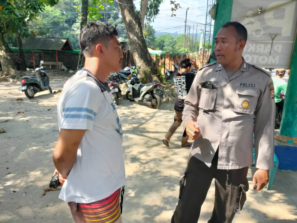 Personil Polsek Carita Bripka Eko Melaksanakan Patroli Wisata dan Memberikan Himbauan kepada Penyewa Boat 7 WhatsApp Image 2024 07 08 at 05.40.16