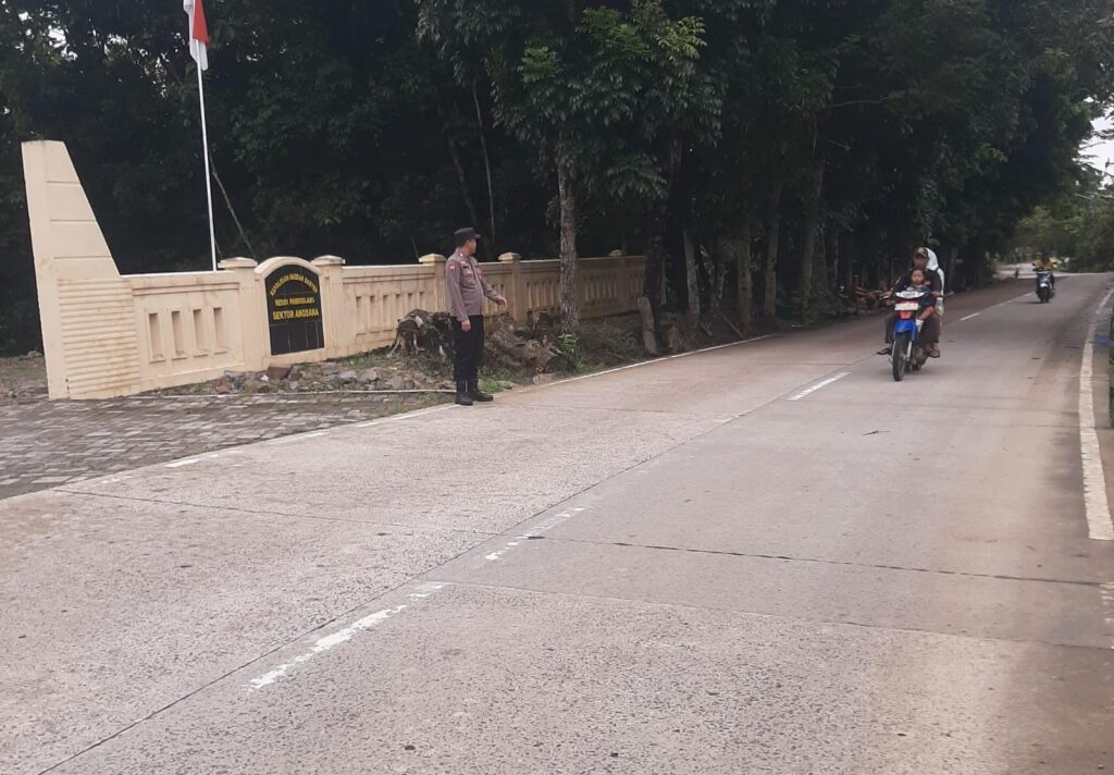 Berikan Pelayanan Kepada Masyarakat, Anggota Piket Polsek Angsana Polres Pandeglang Bripka Hendra Laksanakan Gatur Lalin di Jl Raya Munjul-Angsana 9 WhatsApp Image 2024 07 08 at 05.55.37