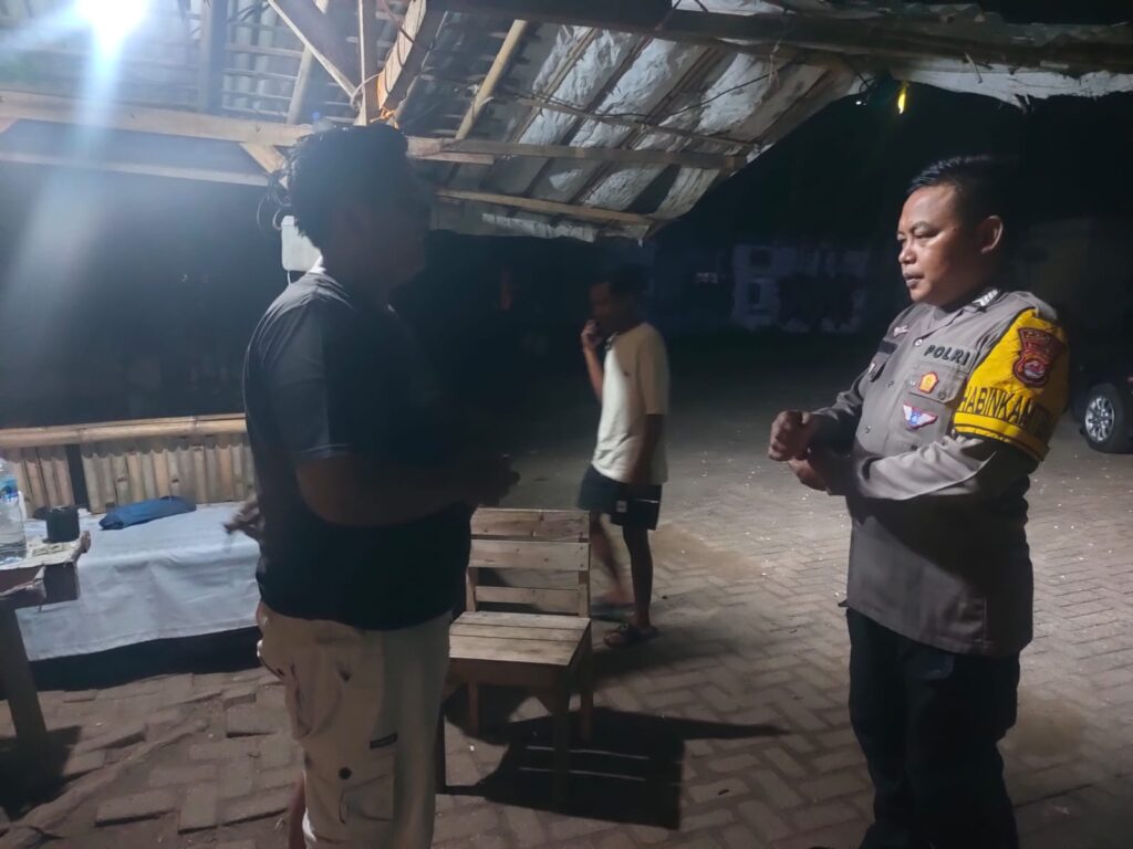 Bripka Bobi dari Polsek Carita Mendorong Pemuda yang Sedang Ronda Malam untuk Menjaga Kamtibmas Bersama 1 WhatsApp Image 2024 07 08 at 06.20.21