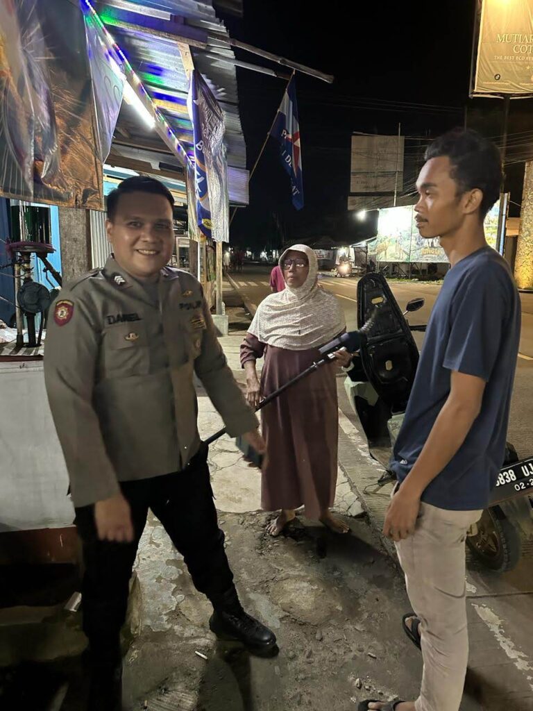 Brigadir Daniel dari Polsek Carita Melaksanakan Patroli Dialogis Malam Hari ke Toko Klontong Pinggir Jalan 2 WhatsApp Image 2024 07 08 at 06.22.32