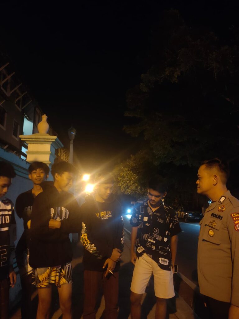 Bripka Yohan dari Polsek Carita Memberikan Himbauan kepada Remaja yang Berada di Luar pada Malam Hari 3 WhatsApp Image 2024 07 08 at 06.24.58