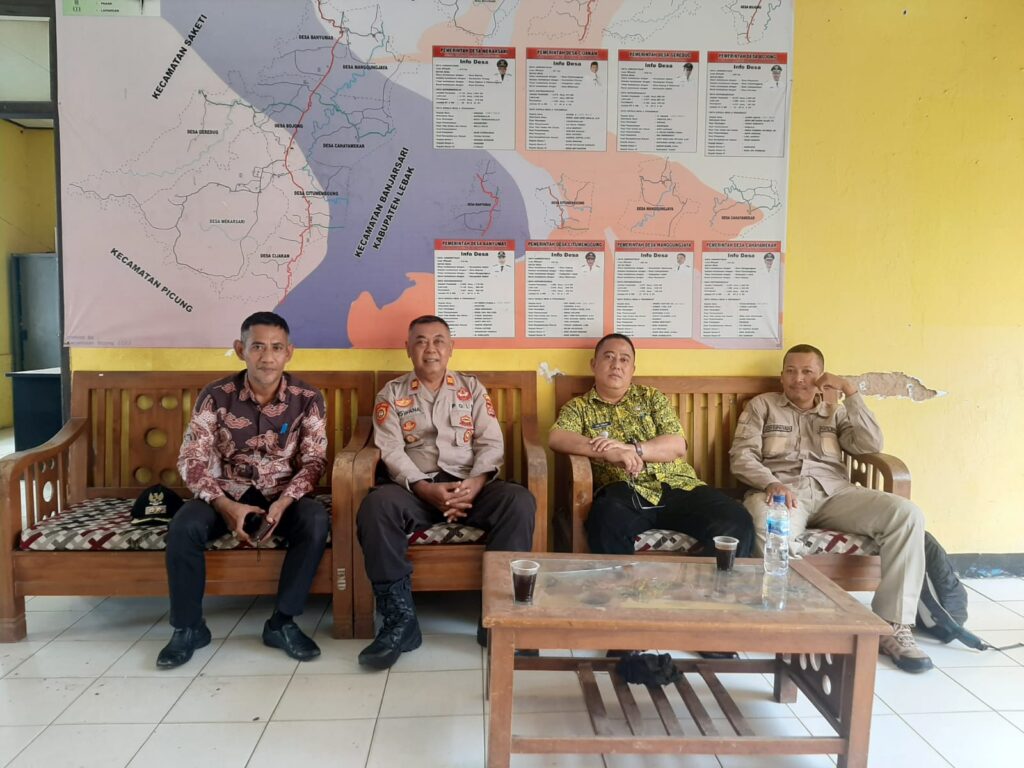 Kapolsek Bojong Polres Pandeglang AKP Kuswana Sambangi Camat Bojong Sdr. Yadi Pribadi Bahas Keamanan Wilayah 4 WhatsApp Image 2024 07 08 at 10.40.43