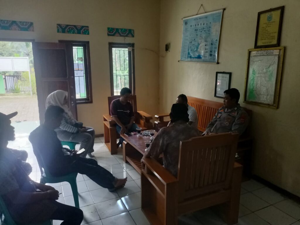 Bhabinkamtibmas Polsek Bojong Polres Pandeglang Brigadir Agung Kusdiana Laksanakan Sambang ke Kantor Desa Citumenggung 3 WhatsApp Image 2024 07 08 at 11.46.33