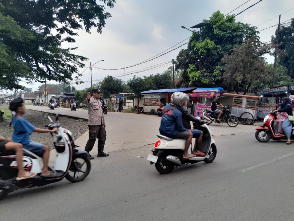 Polsek Menes Pandeglang Lancarkan Arus Lalu Lintas di Pertigaan Telkom Alun-Alun Menes 6 WhatsApp Image 2024 07 08 at 17.09.30