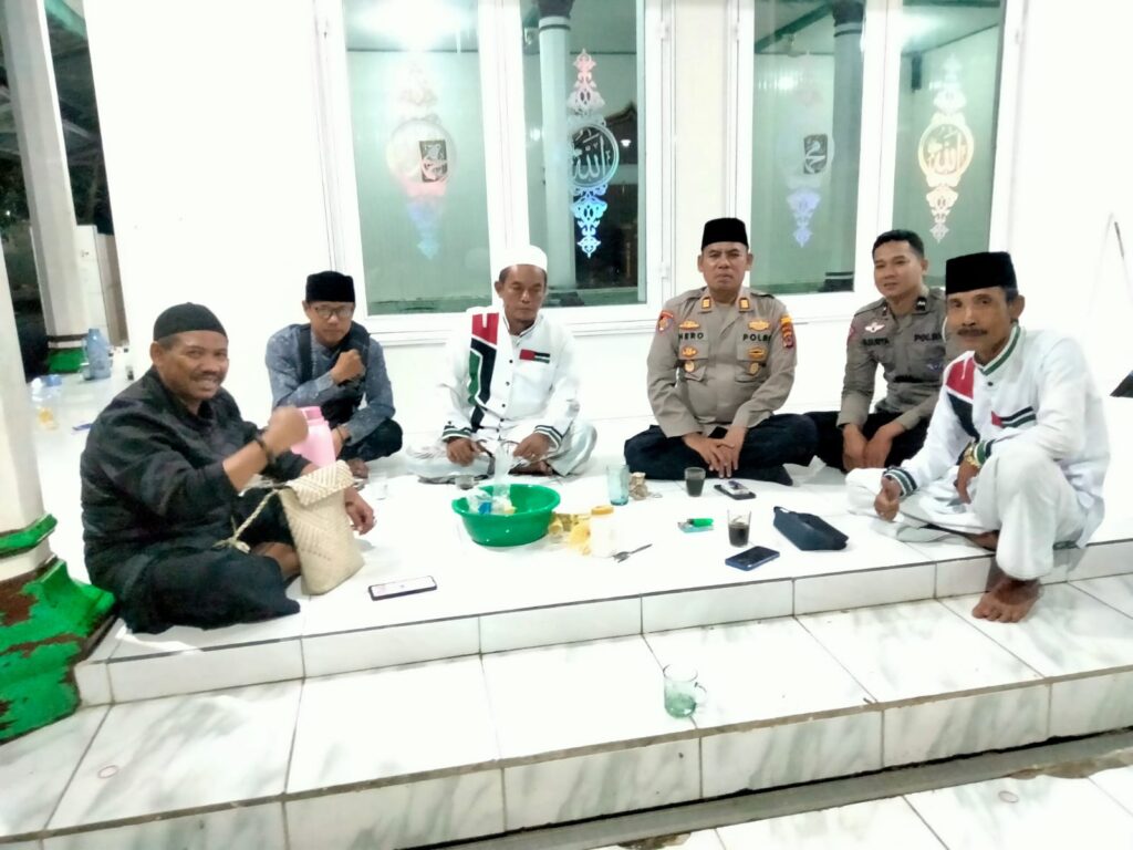 Polsek Menes Sambangi Tokoh Agama di Kampung Kadutanggay Pojok Desa Purwaraja 7 WhatsApp Image 2024 07 08 at 17.16.28