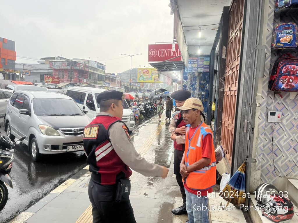 Sat Samapta Polres Pandeglang Gelar Patroli di Pasar Badak Pandeglang Meski Cuaca Hujan 5 WhatsApp Image 2024 07 08 at 18.33.33