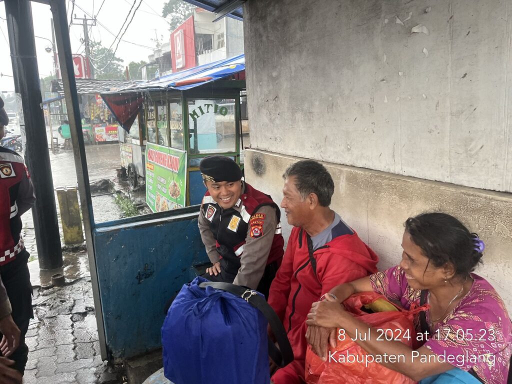 Sat Samapta Polres Pandeglang Sambangi Penumpang Angkutan Umum yang Sedang Berteduh dan Berikan Himbauan Kamtibmas 3 WhatsApp Image 2024 07 08 at 18.33.36