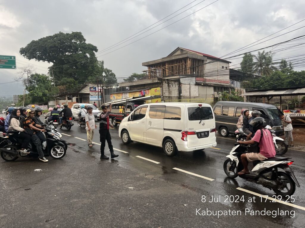Sat Samapta Polres Pandeglang Gelar Pengaturan Lalu Lintas di Terminal Kadubanen Pandeglang Pasca Hujan 4 WhatsApp Image 2024 07 08 at 18.33.37