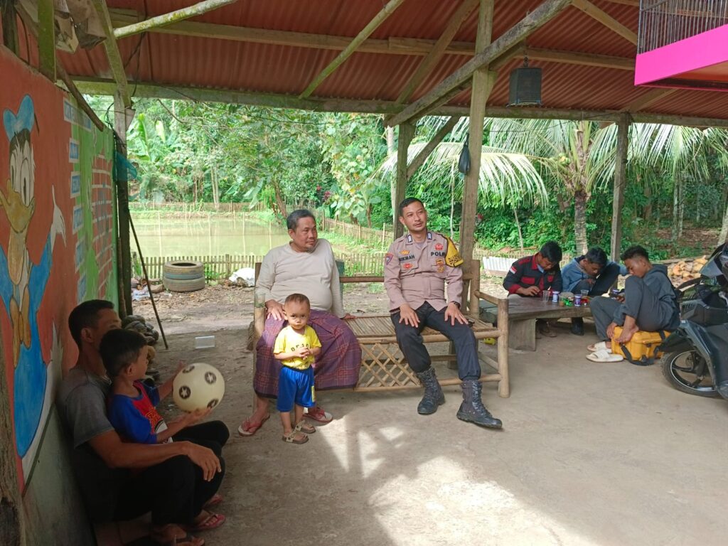 Polsek Menes Sambangi Warga Desa Menes Perkuat Kamtibmas 8 WhatsApp Image 2024 07 08 at 18.55.59