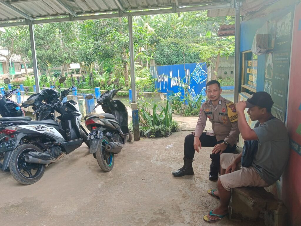 Polsek Menes Sambangi Warga Desa Cilabanbulan untuk Tingkatkan Kamtibmas 9 WhatsApp Image 2024 07 08 at 18.59.16