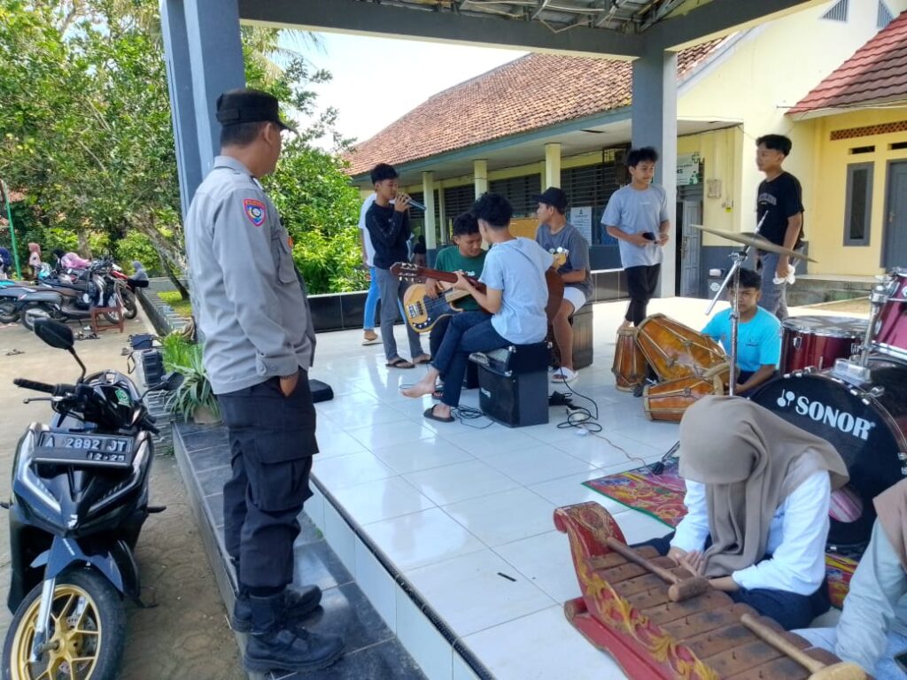 Polsek Menes Jalin Silaturahmi dan Berikan Himbauan Kamtibmas Kepada Remaja di SMAN 4 Pandeglang 10 WhatsApp Image 2024 07 08 at 19.05.25