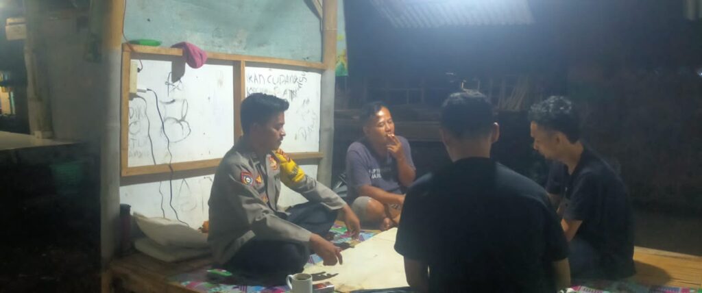 Bhabinkamtibmas Polsek Saketi Lakukan Patroli Sambang untuk Ciptakan Situasi Kamtibmas yang Aman dan Nyaman 3 WhatsApp Image 2024 07 08 at 21.14.50