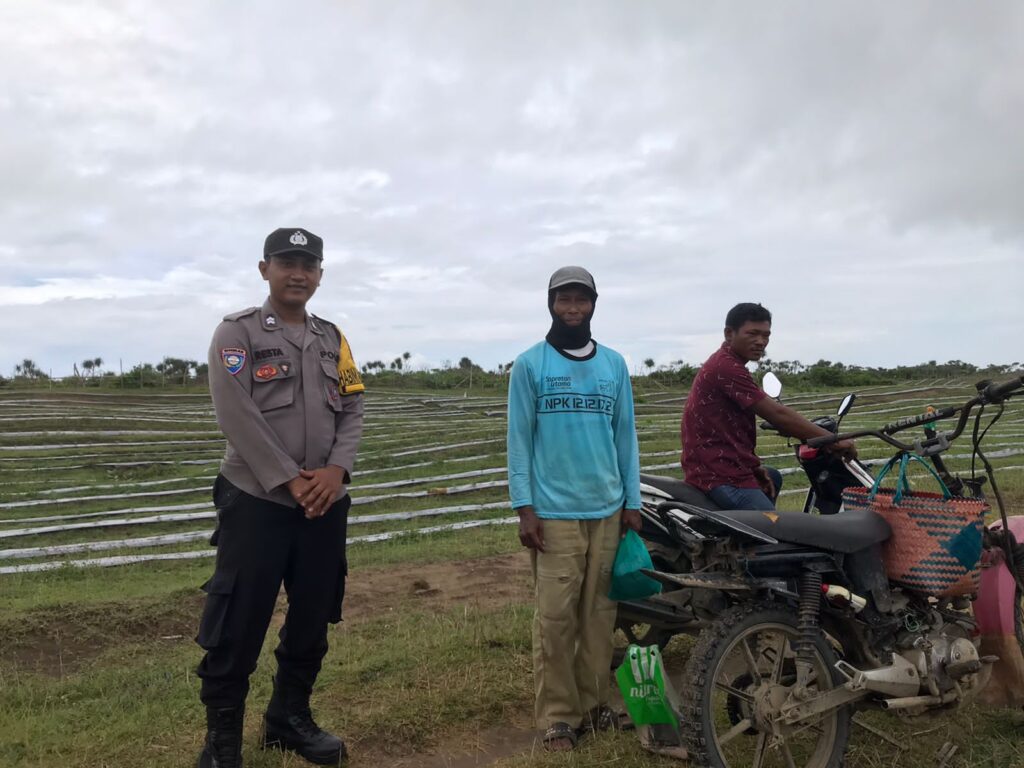 Giat Sambang Bhabinkamtibmas Polsek Cikeusik Membangun Kedekatan dengan Warga 4 WhatsApp Image 2024 07 08 at 21.23.31