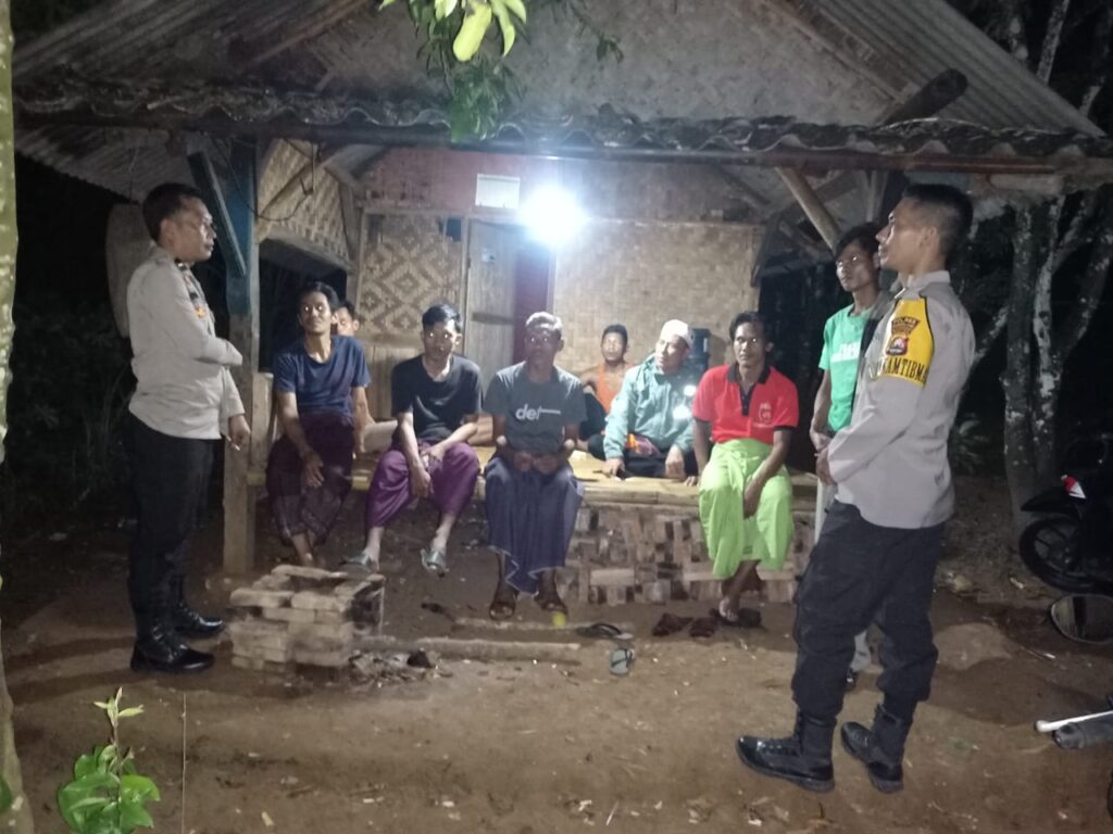 Wujudkan Wilayah Kondusif Bhabinkamtibmas Polsek Cimanggu Sambangi Desa Binaan 7 WhatsApp Image 2024 07 08 at 22.50.30