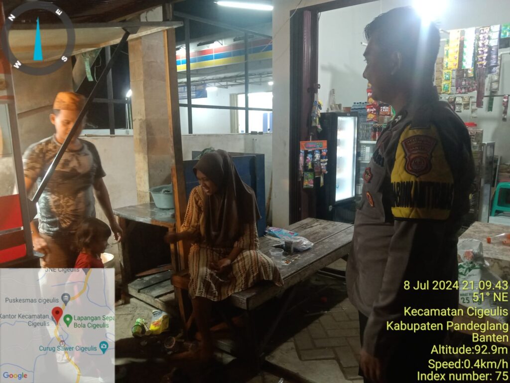 Bhabinkamtibmas Polsek Cigeulis laksanakan giat Sambang jalin silaturahmi dengan Warga Masyarakat 9 WhatsApp Image 2024 07 08 at 23.24.35