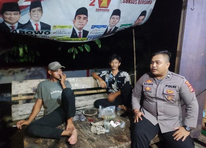 Ajak Masyarakat Menjaga Kondusifitas Lingkungan, Bhabinkamtibmas Polsek Angsana Polres Pandeglang Briptu Agung Sambangi Poskamling di Desa Angsana 1 WhatsApp Image 2024 07 09 at 00.32.14