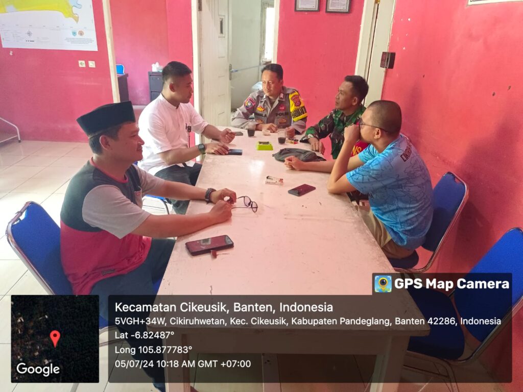 Bhabinkamtibmas Polsek Cikeusik Melaksanakan Sambang Silaturahmi di Desa Cikiruhwetan 4 WhatsApp Image 2024 07 09 at 01.17.37