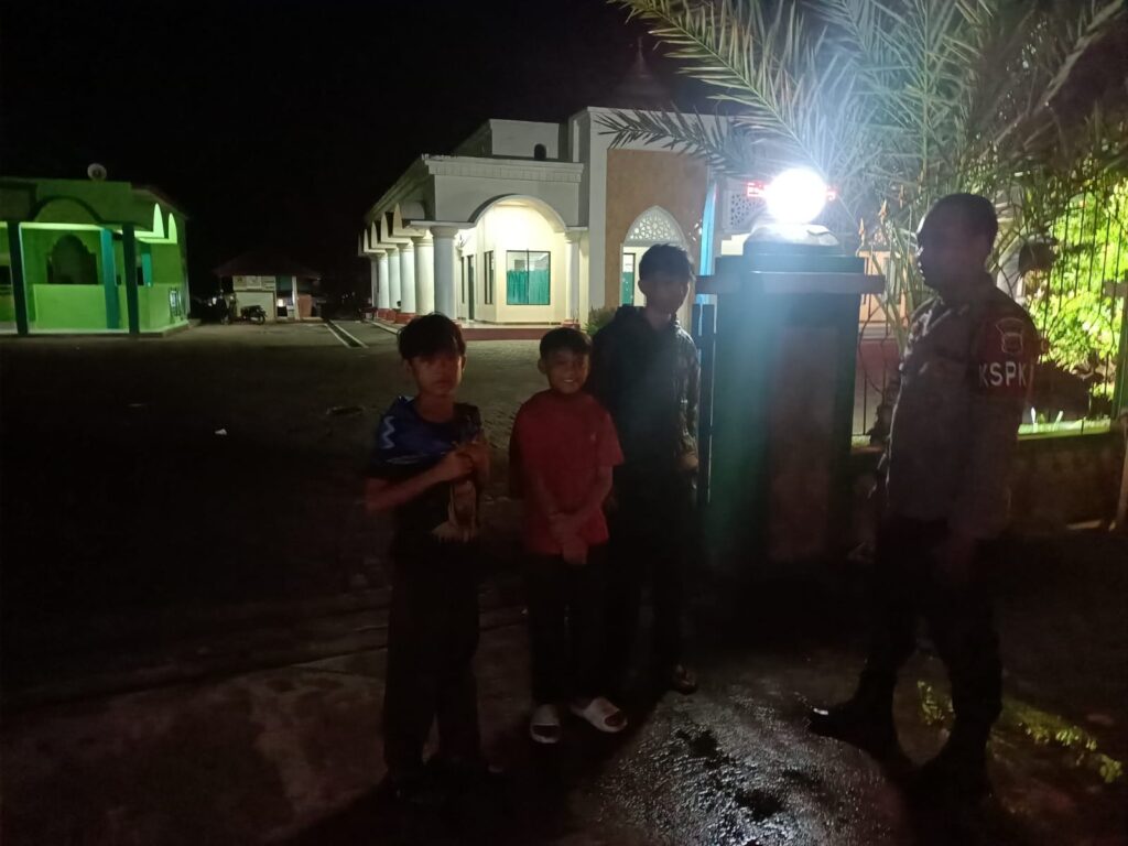 Polsek Cikeusik Cegah Gangguan Kamtibmas dengan Instensifkan Patroli Malam 5 WhatsApp Image 2024 07 09 at 01.23.35